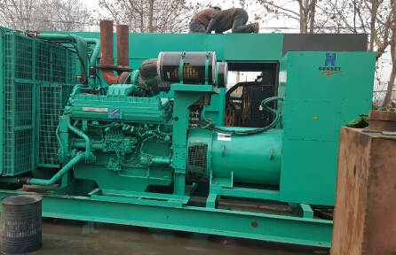 西畴发电机组如何判断水冷式机油散热器内部是否需要清洗？