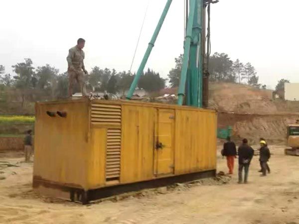 西畴如何判断水冷式机油散热器密封件是否需要更换？